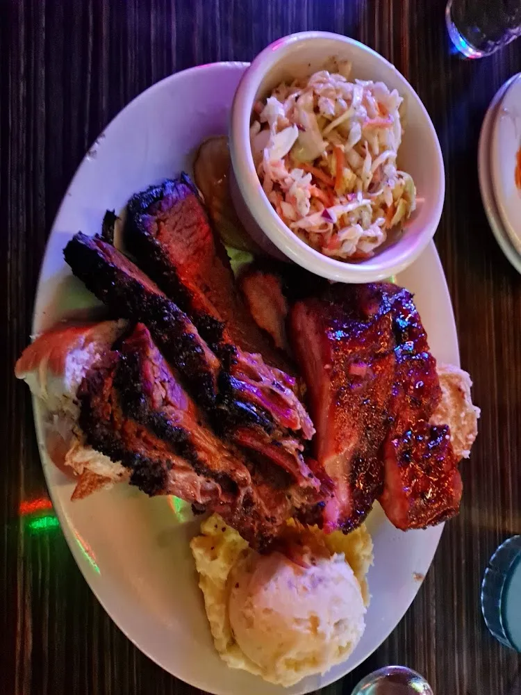 Smoked Ribs with Macaroni and Cheese